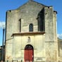 Le style dominant de cette église (ici photo de la façade) fortifiée est roman. Son clocher massif à base carrée est imposant. L'édifice possède de beaux vitraux et un buffet d'orgue remarquable. 